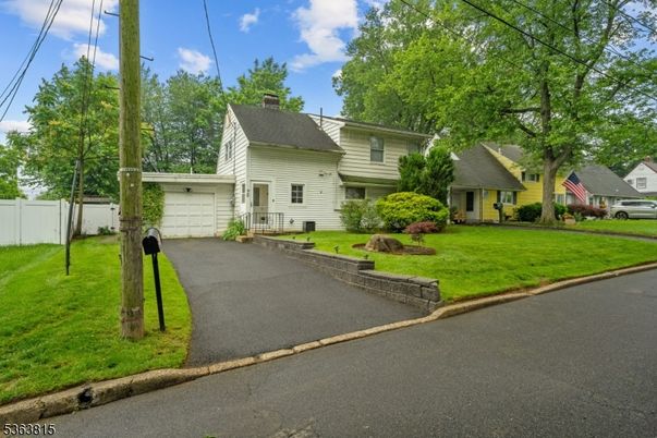 Attached, Exterior, Facade, Cape Cod