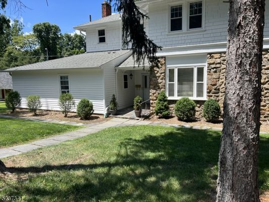 Exterior, Facade, Split Level