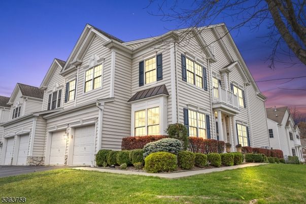 Attached, Exterior, Facade, Rowhouse