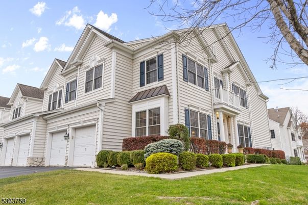 Attached, Exterior, Facade, Rowhouse