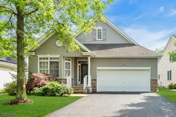 Attached, Exterior, Facade, American Craftsman