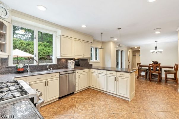 Chandelier, Dining room, Interior, Kitchen, Pendant Lights, Recessed Lighting, Stainless Steel Appliances