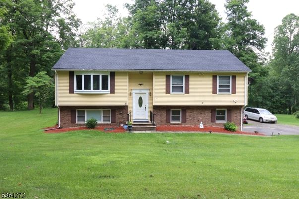 Exterior, Facade, Brick Facade, Raised Ranch