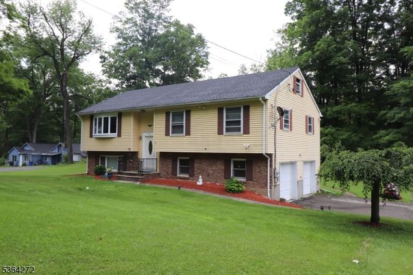 Attached, Exterior, Facade, Brick Facade, Raised Ranch