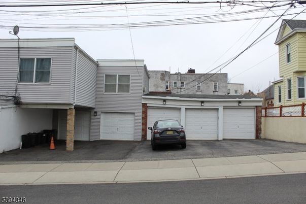 Attached, Exterior, Facade, Rowhouse