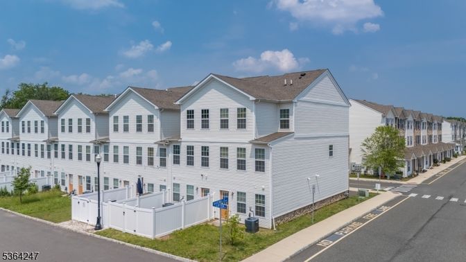 Exterior, Facade, Rowhouse