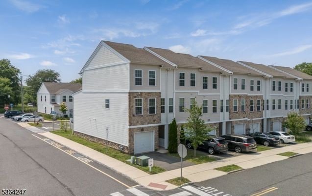 Attached, Exterior, Facade, Rowhouse