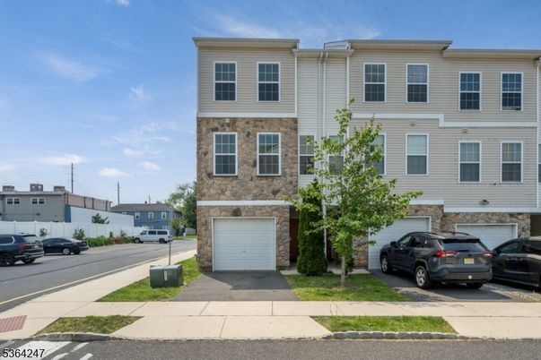 Attached, Exterior, Facade, Rowhouse