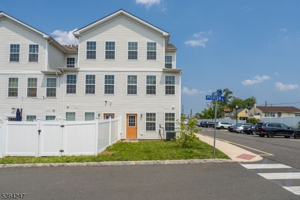 Exterior, Facade, Rowhouse