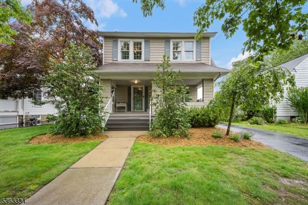 Exterior, Facade, American Foursquare