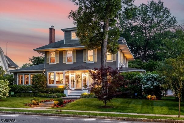 Exterior, Facade, American Foursquare