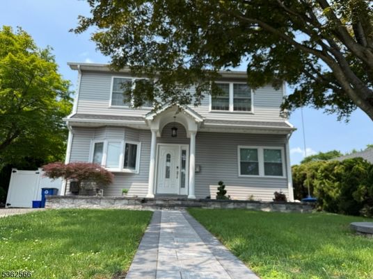 Exterior, Facade, American Foursquare