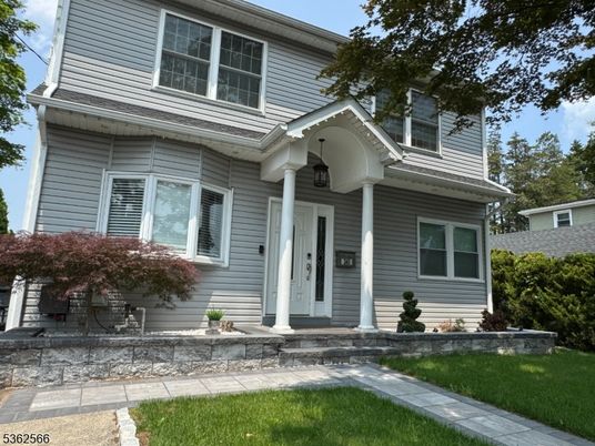 Exterior, Facade, American Foursquare