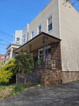 Exterior, Facade, Brick Facade, Rowhouse
