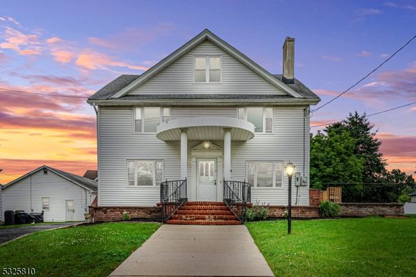 Exterior, Facade, Queen Anne Victorian