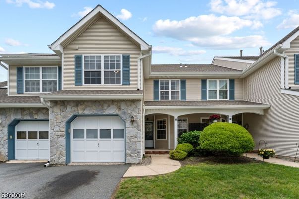 Attached, Exterior, Facade, American Craftsman