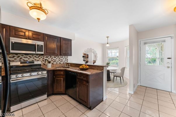 Dining room, Interior, Kitchen, Pendant Lights, Stainless Steel Appliances