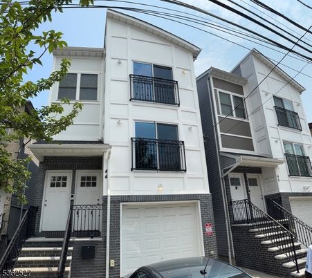 Attached, Exterior, Facade, Rowhouse