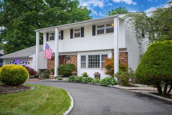 Attached, Exterior, Facade, Brick Facade, Raised Ranch