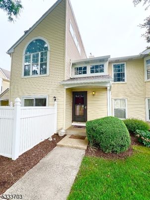 Attached, Exterior, Facade, Rowhouse