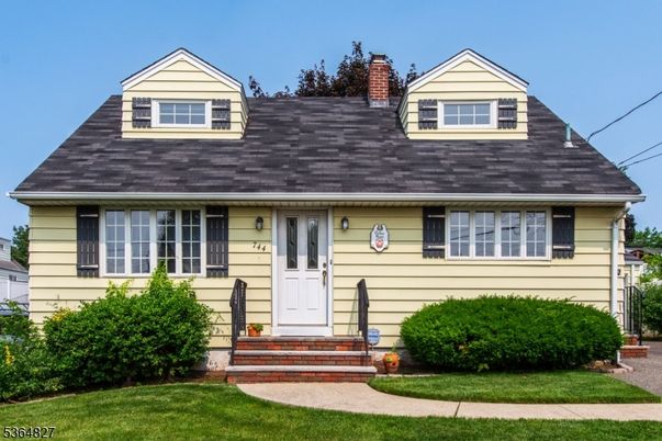Exterior, Facade, Cape Cod