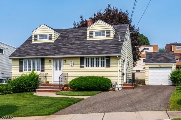 Attached, Exterior, Facade, Cape Cod
