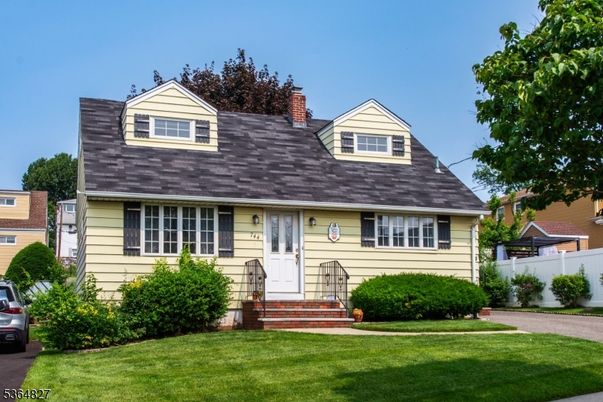 Exterior, Facade, Cape Cod