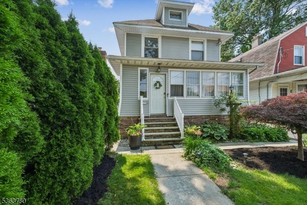 Exterior, Facade, American Foursquare