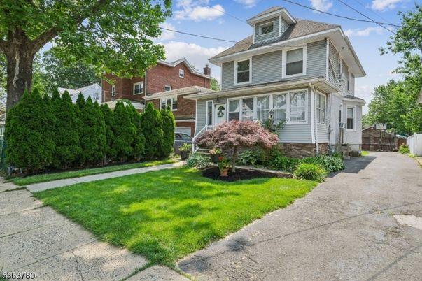 Exterior, Facade, Brick Facade, American Foursquare