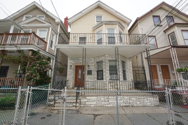 Exterior, Facade, Queen Anne Victorian