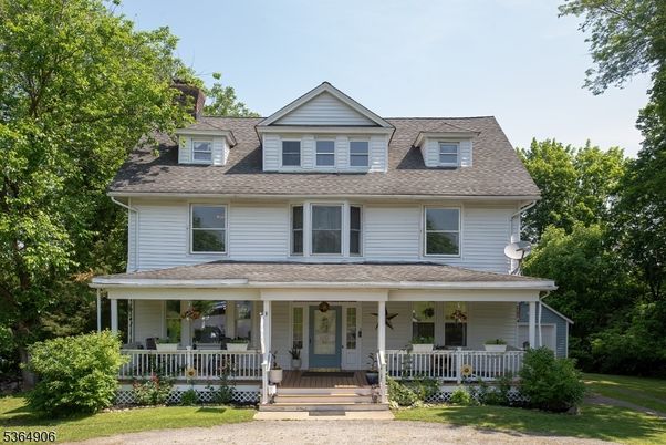 Exterior, Facade, Queen Anne Victorian