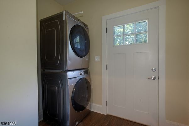 Interior, Utility Closets, Washer, Wood Texture Flooring