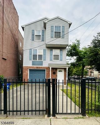 Attached, Exterior, Facade, Brick Facade, Rowhouse