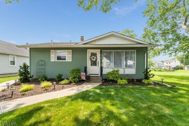 Backyard, Exterior, Facade, Ranch