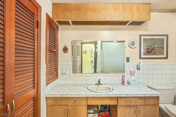 Bathroom, Interior, Tile Countertops