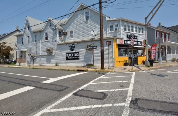 Exterior, Facade, Rowhouse