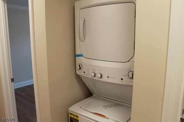 Interior, Utility Closets, Washer, Wood Texture Flooring