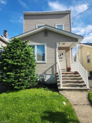 Exterior, Facade, American Foursquare