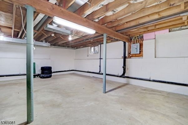 Garage, Interior, Wooden Beams