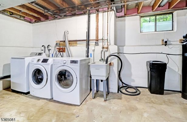 Interior, Washer, Wooden Beams
