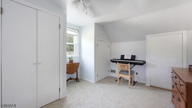 Interior, Piano