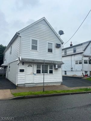 Attached, Exterior, Facade, Farmhouse