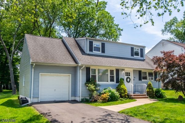 Attached, Exterior, Facade, Cape Cod