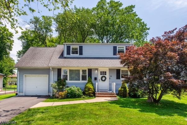 Attached, Exterior, Facade, Cape Cod