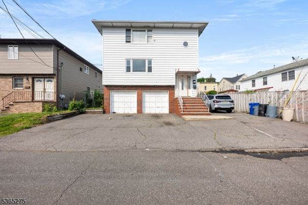 Attached, Exterior, Facade, Raised Ranch