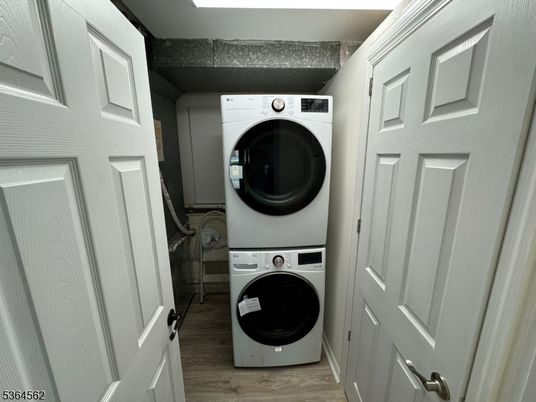 Interior, Utility Closets, Washer, Wood Texture Flooring