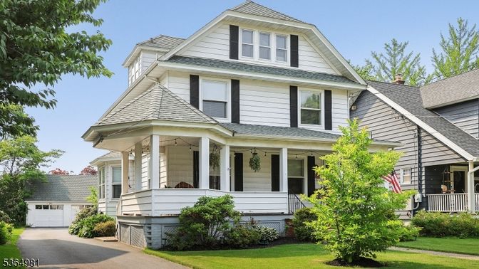 Exterior, Facade, Queen Anne Victorian