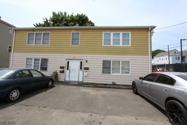 Exterior, Facade, Raised Ranch