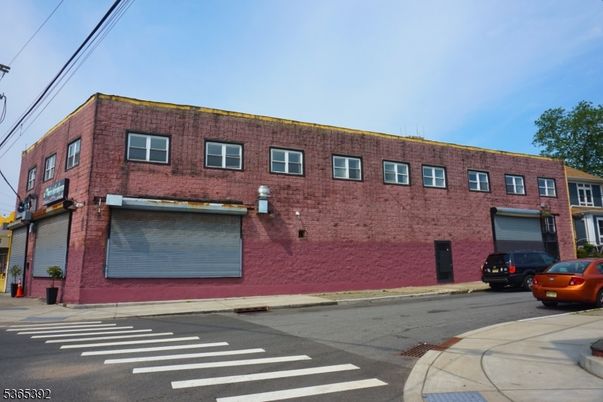 Attached, Exterior, Facade, Rowhouse