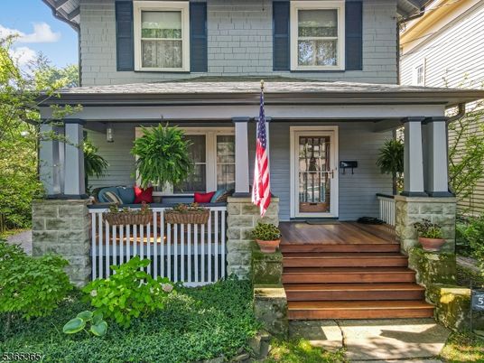 Exterior, Facade, American Foursquare
